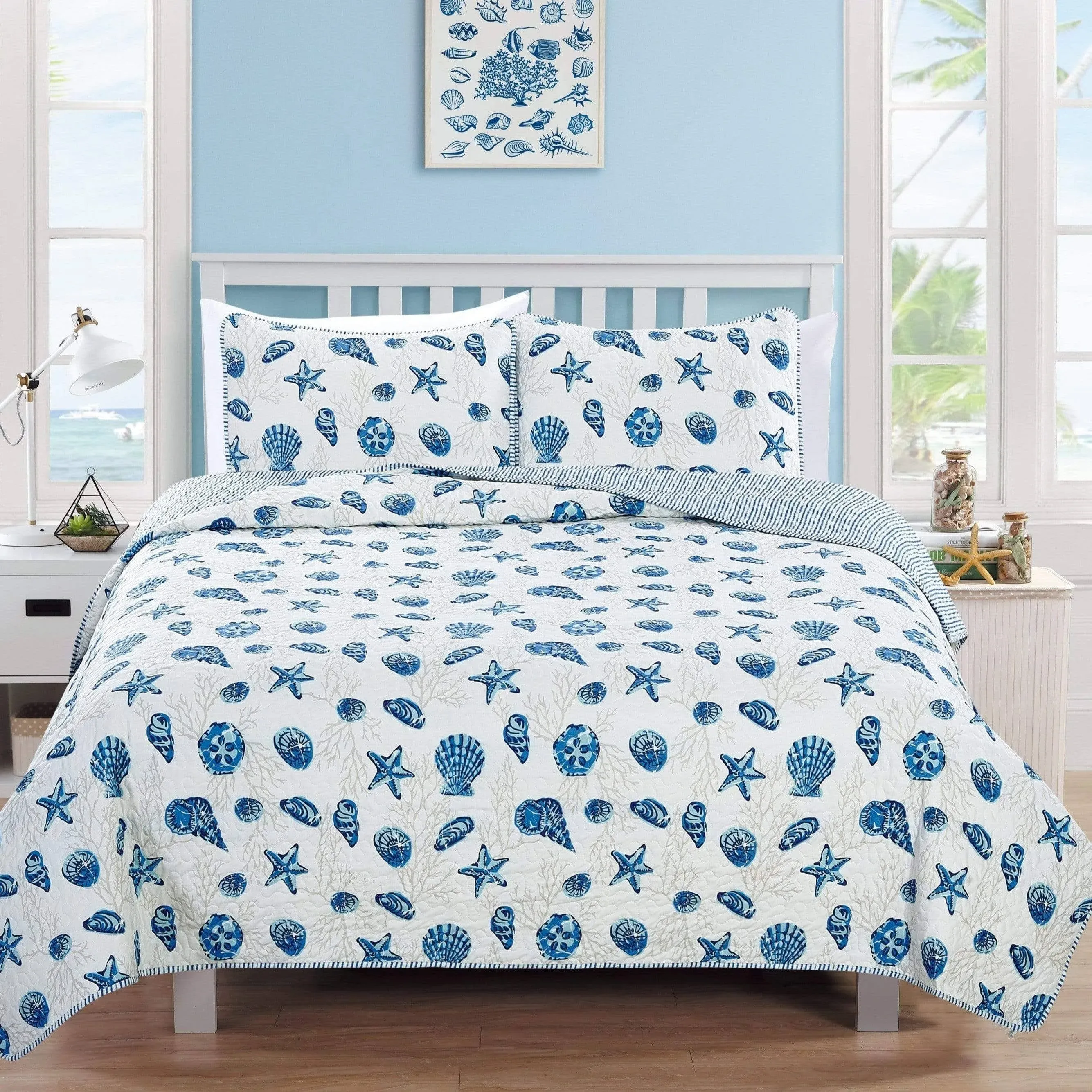 Great Bay Home Coastal Beach Reversible Reversible Quilt Set With Shams  (Full / Queen, Blue)